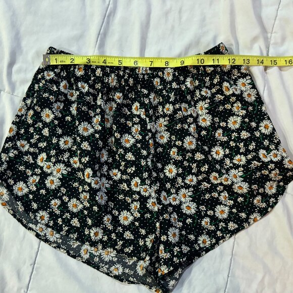 Ambiance Black Polka Dot Daisy Boho Elastic Waist Shorts Womans sz Medium - Picture 2 of 3